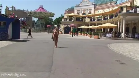 La blonde marchait nue dans le parc d'attractions