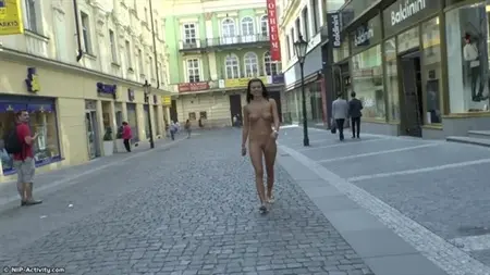 Le tchèque avec un beau corps s'est éclairé dans la rue