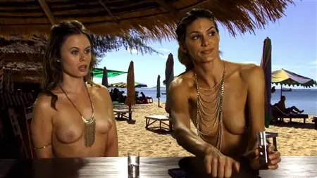 Les filles s'amusent sur une plage nudiste