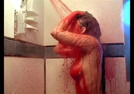 Drew Barrymore prend une douche dans le film Doppelganger