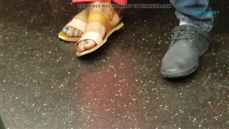 Le fétichiste du pied retire les jambes de la fille du métro sur la caméra