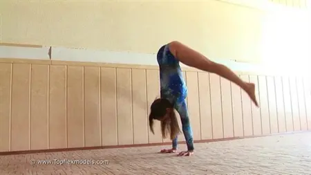 Les écolières flexibles sont engagées dans la gymnastique devant la caméra