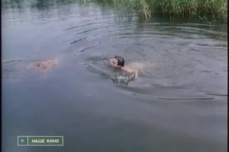 Une fille nue flotte dans le lac avec son petit ami