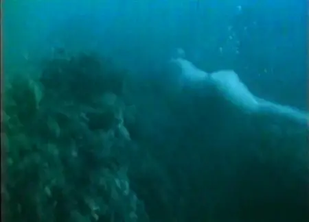 La beauté nue nage sous l'eau à une grande profondeur