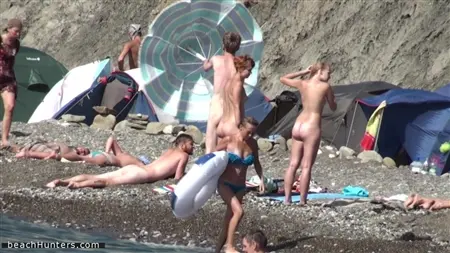 Les gens nus sont emmenés secrètement sur la plage