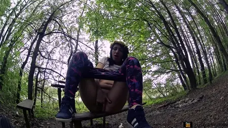 Masturbation d'une fille russe dans une forêt tranquille