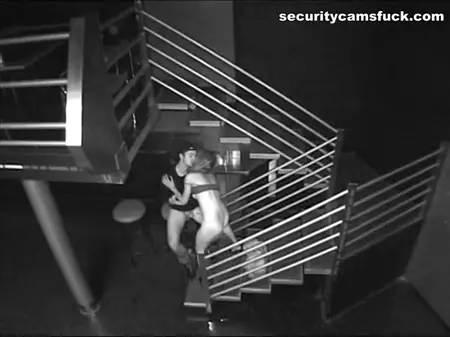 Jeune couple baise dans la cage d'escalier et ne sait pas qu'ils la regardent