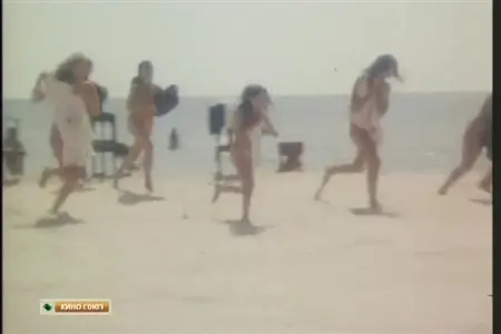 Le marin ressemble à des filles locales se baignant dans la mer nue