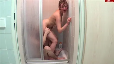 Sexe chaud effréné sous la douche avec une jeune beauté