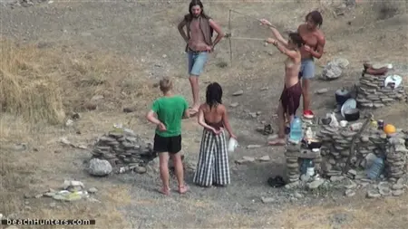 Les nudistes se déshabillent sur une plage déserte