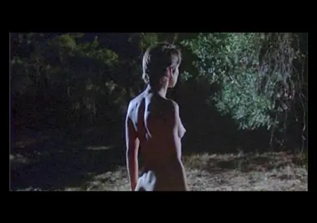 Naked Nastasya Kinski marche dans la forêt nocturne dans le film 