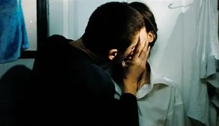 Le gars a mis sa petite amie sur la machine à laver et l'a baisée
