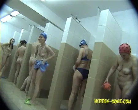 Peeping sur les femmes qui se lavent sous la douche après avoir nagé dans la piscine