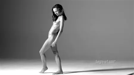 Skinny attrayant participe à une séance photo nue