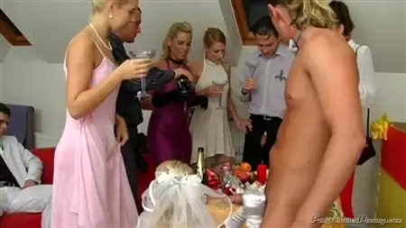 Gangbang débridé avec une mariée lors d'une fête après le mariage
