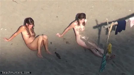 Les sœurs dépravées passent des vacances ensemble dans une station nudiste