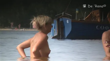 Les gars nus russes et les filles nagent dans la rivière