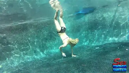 Samantha sous l'eau a montré son corps