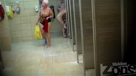 Une caméra cachée dans le bain prend différentes tantes sans vêtements