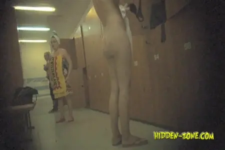 Caméra cachée dans les vestiaires du gymnase tire des filles nues