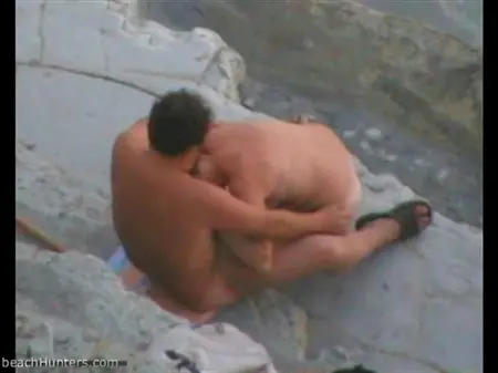 Un couple marié baise sur une plage nudiste
