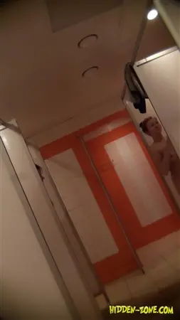 Secret Peeping derrière les filles se lavant sous la douche