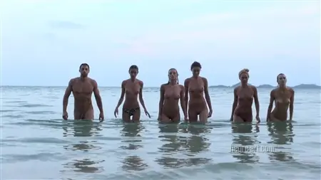 Une foule de filles nues russes dans une séance photo érotique