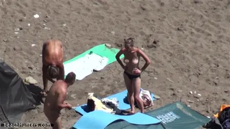 Les nudistes passionnés profitent de vacances sur leur plage sauvage préférée